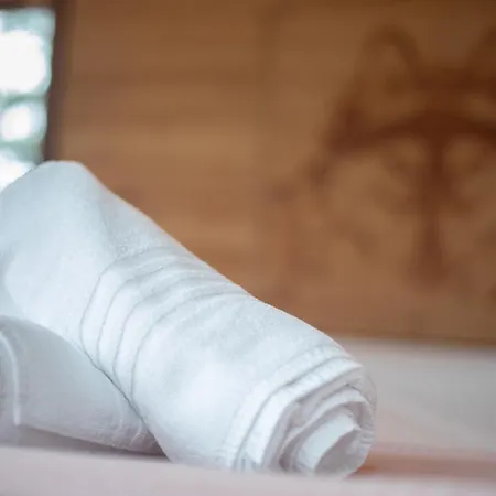 Les Tanieres Du Gevaudan - Avec Les Loups