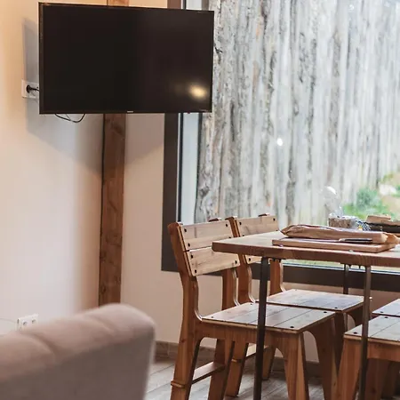 Les Tanieres Du Gevaudan - Avec Les Loups *