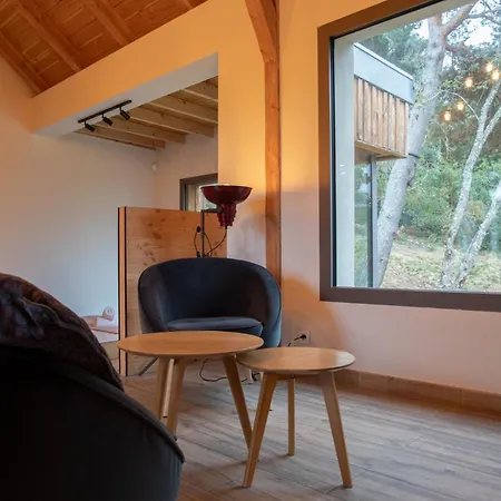 Les Tanieres Du Gevaudan - Avec Les Loups